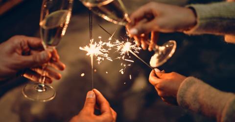 mensen klinken met glas cava