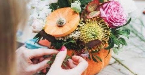 Herfststukje met groen © Ron's Bloemshop