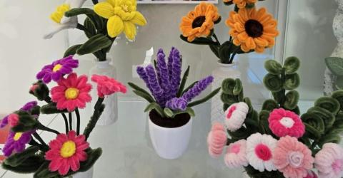 Bloemen in chenilledraad © Sabine Despiere