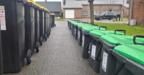 GFT en restafvalbakken staan uitgezet in een woonwijk