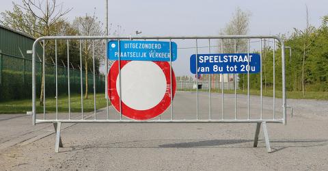 Nadar met een speelstraatbord