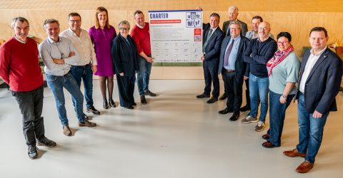 groepsfoto van burgemeesters die het charter ondertekenden