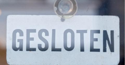 foto van zaak met bordje waarop 'gesloten' staat