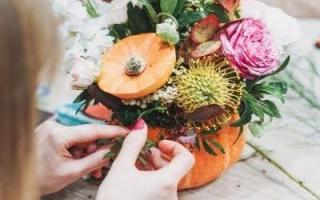 Herfststukje met groen © Ron's Bloemshop