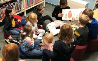 Voorlezen op zondag © Bibliotheek Ledegem