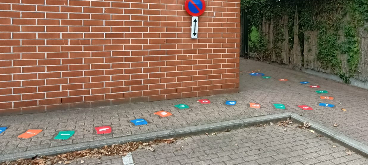 Geschilderde alfabetrups op de grond